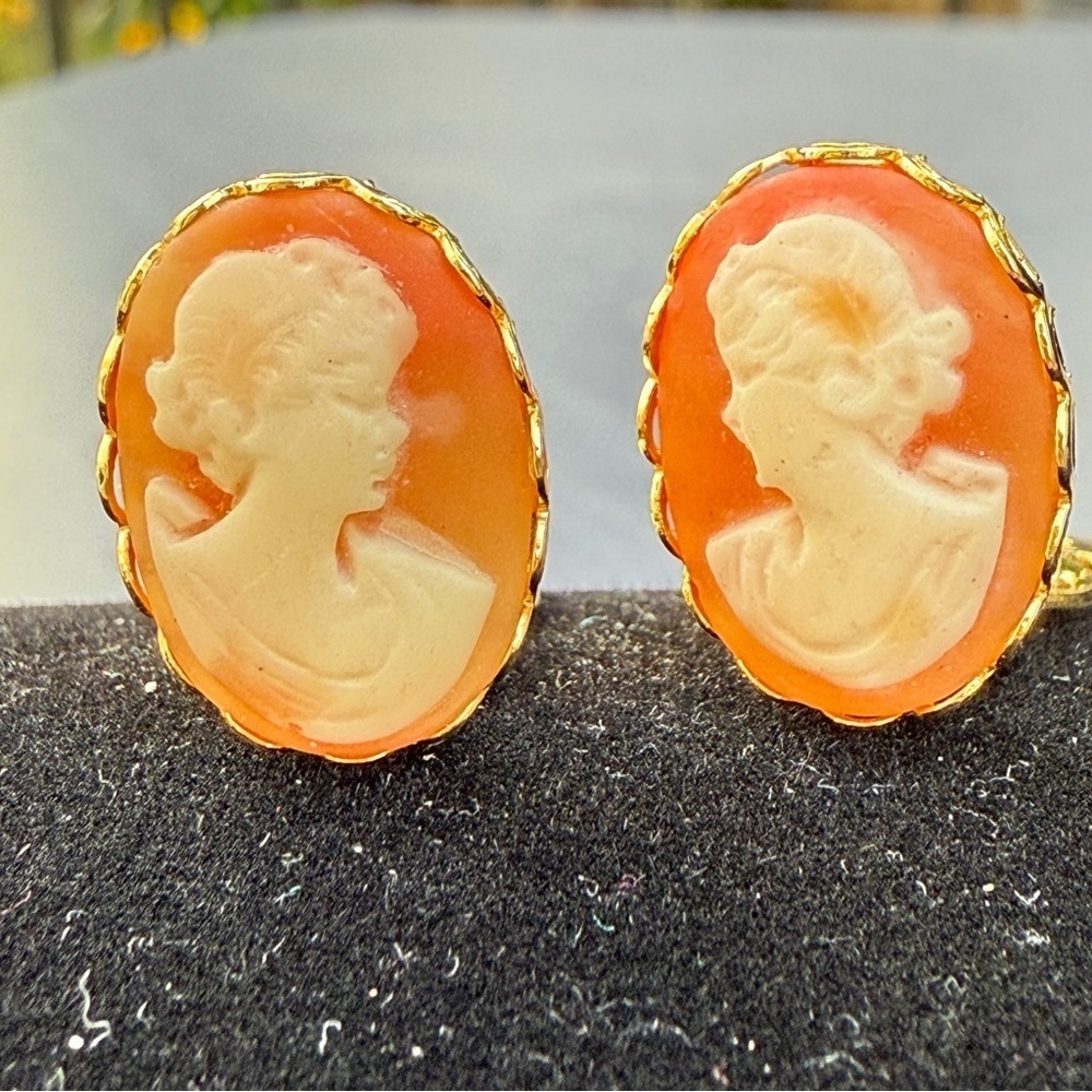 Vintage Cameo Earrings in Cream and Gold - Clip Ons
